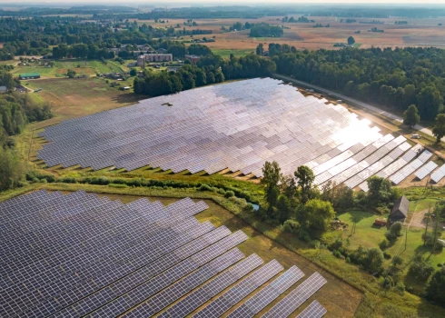 FOTO: Biržos atklāta plaša saules elektrostacija
