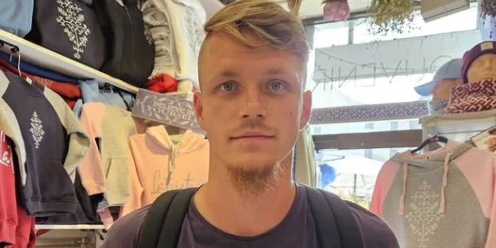 Aigars tika adoptēts franču ģimenē, kad bija tikai vienu gadu vecs.