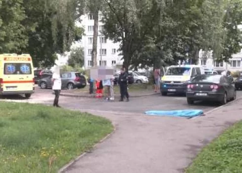 "Мама, мальчик выпал из окна": первые подробности гибели парня в Вецмилгрависе
