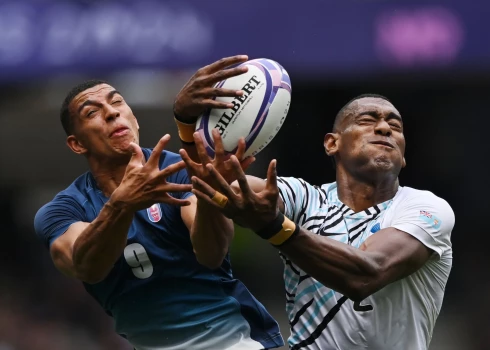 Olimpiskā čempione regbijā-7 Fidži vēlreiz atspēlējas un nopelna pusfinālu pret DĀR