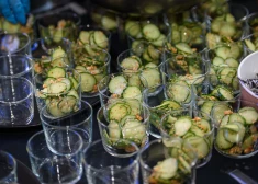 Pikantie jauno gurķu salāti ar medotiem zemesriekstiem - šefpavāra Māra Jansona recepte