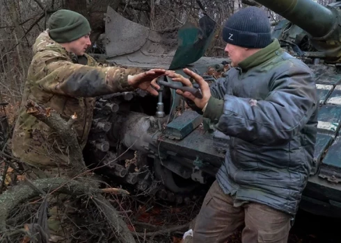 Krievu okupanti no tā dēvētās "Doneckas tautas republikas" labo kaujās ar Ukrainas armiju cietušo tanku T-72. 