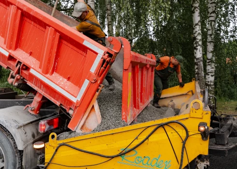 Ielu seguma atjaunošanas darbi Rīgā.