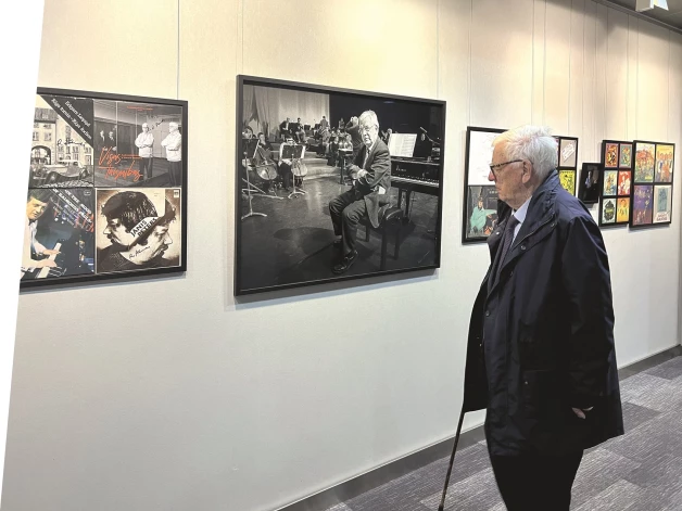 Maestro aplūko izstādes Komponista Raimonda Paula daiļrade skaņuplatēs un fotogrāfijās eksponātus.