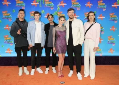 "Nickeodeon" ikgadējais "Kids Choice Awards 2023", otrais no labās puses, MrBeast un viņam blakām rozā kreklā Ava Krisa Taisone.