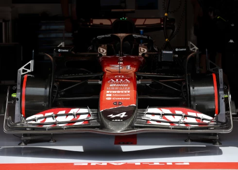 Estabāna Okona jaunās formulas viens automašīnas dizains veltīts jaunajai filmai “Dedpūls & Vilknadzis".