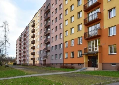 Nenoskaidrotu apstākļu dēļ jauniete Jelgavā nokritusi no sava septītā stāva dzīvokļa balkona