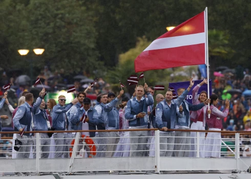 Latvijas komanda uz kuģīša Sēnas upē.