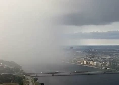 ВИДЕО: пелена дождя "наступает" на центр Риги, а затем все рассеивается