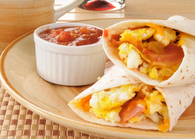 Надоели яичница и омлет? Тогда готовим буррито!