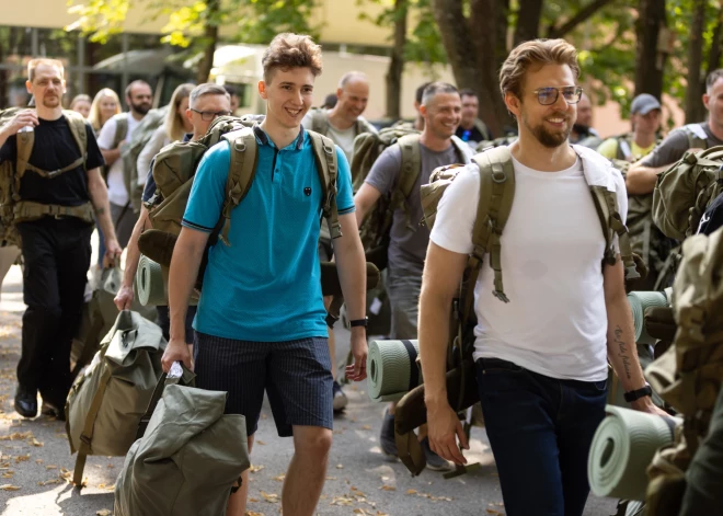 27.07.2024. - Rīga, Latvija. Nacionālie bruņotie spēki izvērš mobilizācijas centrus. Latvijas pilsoņi tiek aicināti un iesaukti bruņotajos spēkos. Mobilizācijas centrā ierodas Latvijas pilsoņi, kuri pieteikušies rezerves karavīru brīvprātīgajai apmācībai. Vienu no mobilizācijas centriem Nacionālie bruņotie spēki izvērš Rīgas Teikas vidusskolā. No mobilizācijas centriem pilsoņi, kuri pieteikušies rezervistu militārās pamatapmācības kursam, tiek nogādāti Kājnieku skolā Alūksnē.
Foto: Gatis Dieziņš (Aizsardzības ministrija)