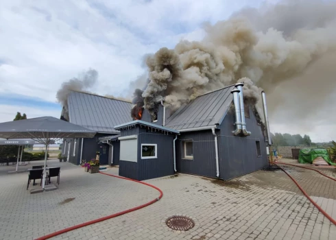 27. jūlija pievakarē ugunsdzēsēji cenšas likvidēt liesmas viesu iemīļotai kafejnīcai "Panna Cafe" Koknesē.