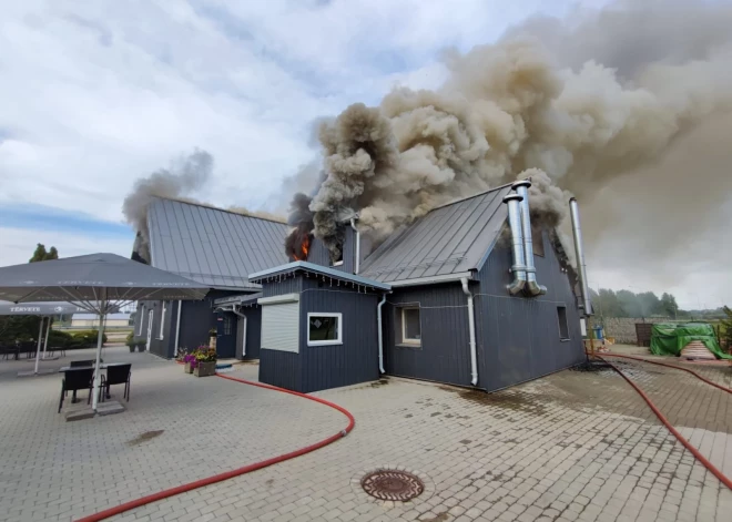 27. jūlija pievakarē ugunsdzēsēji cenšas likvidēt liesmas viesu iemīļotai kafejnīcai "Panna Cafe" Koknesē.