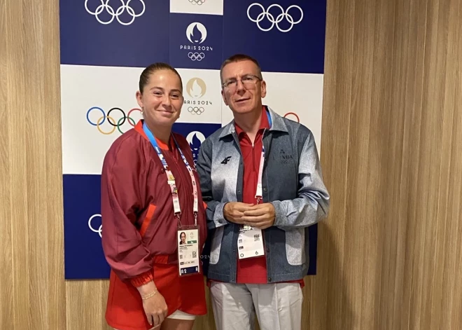Pēc vairāku stundu nīkšanas Ostapenko spēli pārceļ uz svētdienu