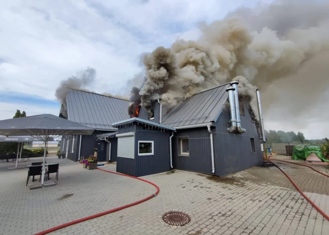 ФОТО, ВИДЕО: в Кокнесе открытым пламенем горело легендарное Panna Cafe