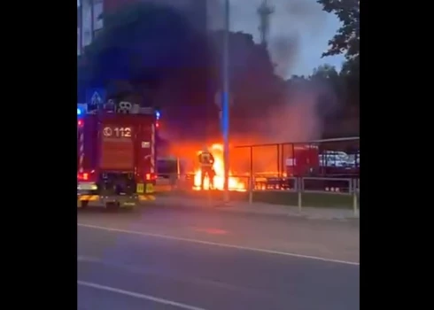 Пожарным снова пришлось ехать в Вецмигравис.