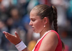 Aļona Ostapenko pirmā seta vidū pazaudēja spēles pavedienu un tā arī nespēja atgūties.