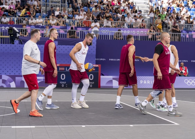  Latvijas 3x3 basketbola izlase Kārlis Pauls Lasmanis, Nauris Miezis, Francis Lācis, Zigmārs Raimo un sparingpartneri Tokijas olimpiskie čempioni Agnis Čavars un Edgars Krūmiņš aizvadījuši treniņu Parīzē.