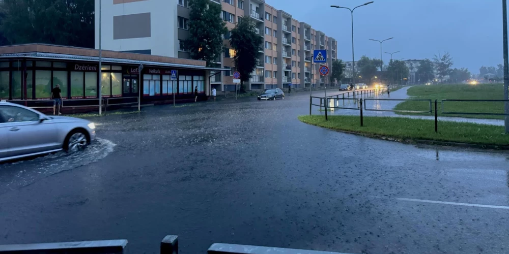 Applūdušās Jelgavas ielas.