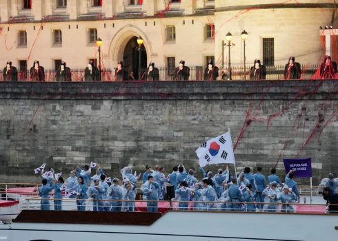 Dienvidkorejas delegācija atklāšanas ceremonijā.