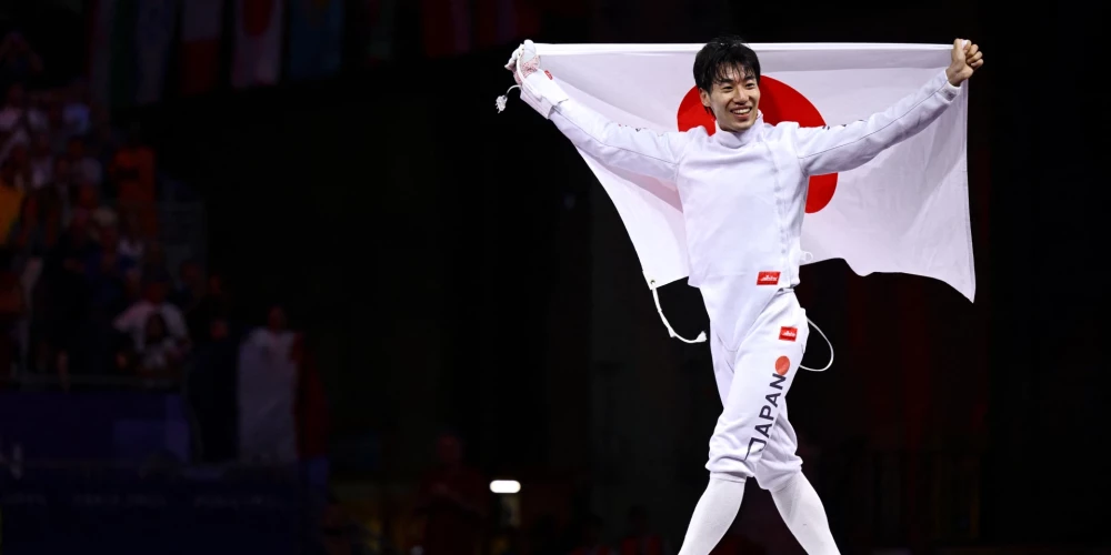 Japāņu paukotājs Koki Nako pēc olimpiskā zelta izcīnīšanas.