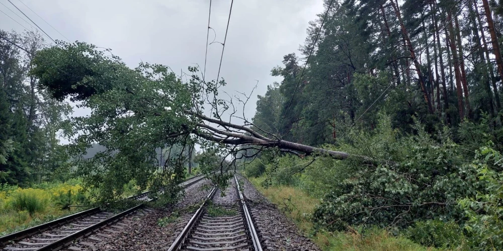 “Latvijas dzelzceļš” informē -  spēcīgās vētras un lietavu radītie postījumi radījuši ievērojamus postījumus.