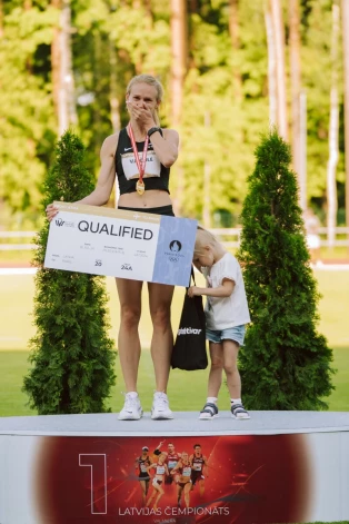 Laimīga kā vēl nekad! Pirms mēneša notikušajā Latvijas čempionātā Gunta sasniedza personisko rekordu un izcīnīja ceļazīmi uz Parīzes olimpiskajām spēlēm.