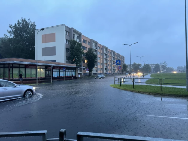 Jelgavā svētdienas vakarā sāka applūst pilsētas ielas.