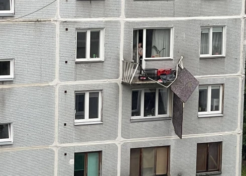 Под напором стихии не устоял даже железный балкон.