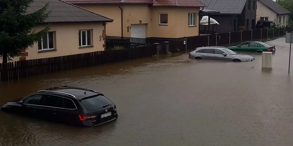 Vētras izraisītos plūdos Jelgavā applūdušas automašīnas