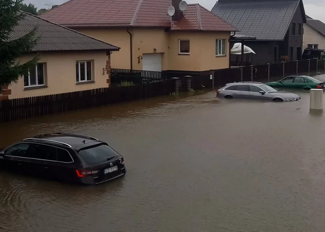 Vētras izraisītos plūdos Jelgavā applūdušas automašīnas