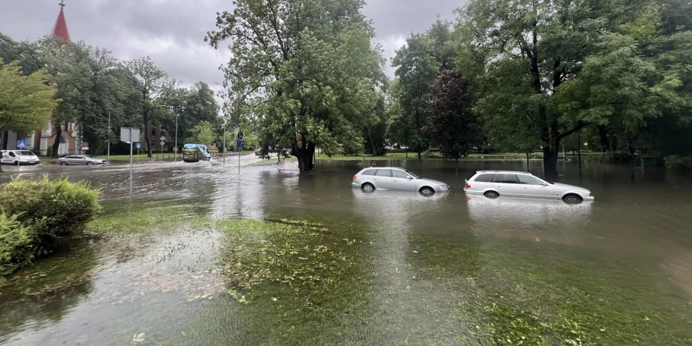 2024. gada 29. jūlijs Jelgavā. Pamatīgus postījumus vētra nodarījusi arī Jelgavas novadā.