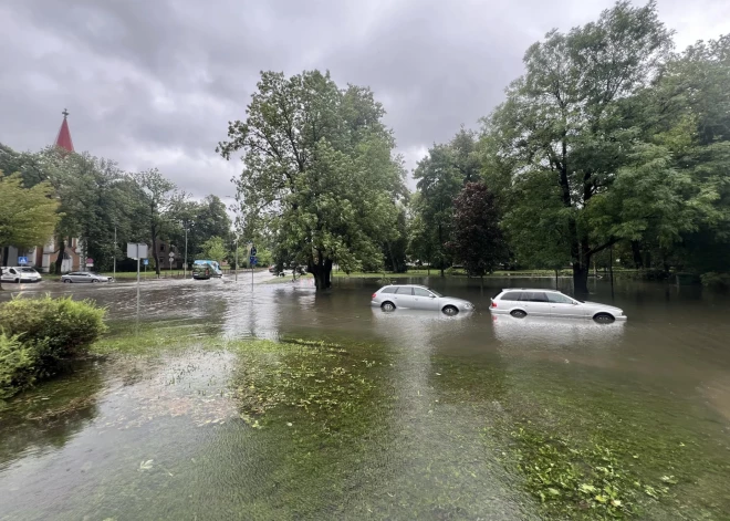 Jelgavas novadā 22 ciemiem pārtraukta ūdens padeve, applūdušas izglītības iestādes un bojāti ēku jumti