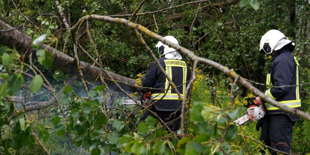 Vētras un ekstremālu lietavu ietekmē Latvijā reģistrēti elektrotīkla bojājumi.