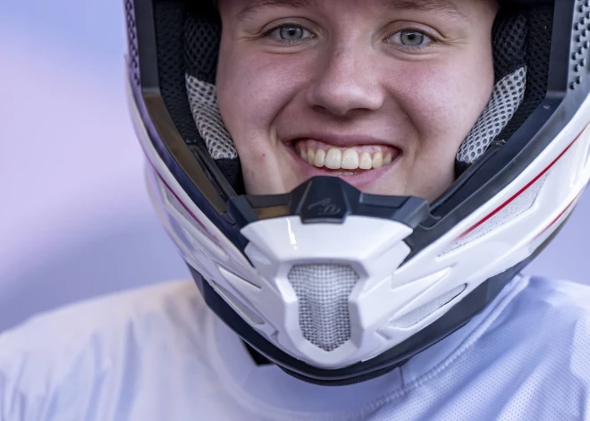  Latvijas vadošā BMX riteņbraucēja Veronika Monika Stūriška aizvada treniņu Parīzē.