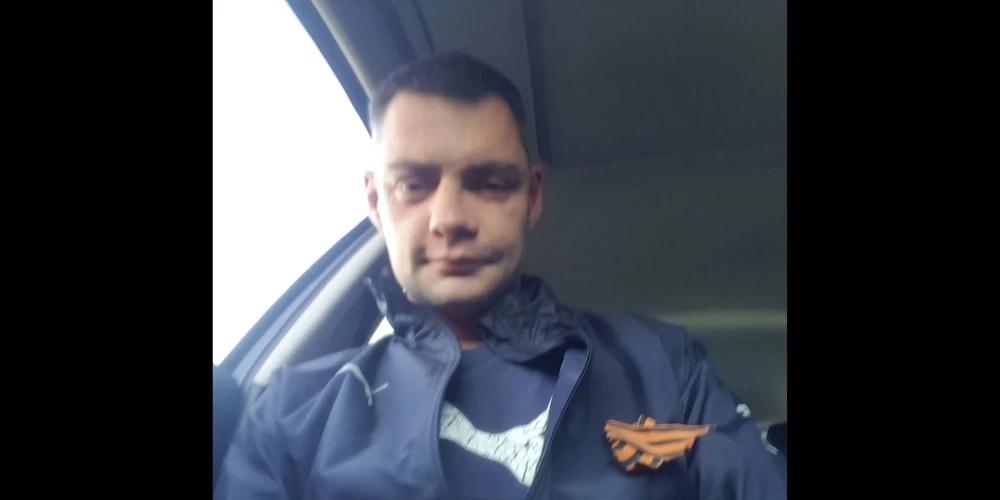 Sociālajos tīklos uzbrucējs atrodams kā Antons Gromihins. Viņa "Facebook" profilā savulaik ievietotas dažādas fotogrāfijas, kas pietiekami daudz pastāsta par personas uzskatiem un nostāju. Konkrētajā ekrānuzņēmumā redzama bilde no 2019. gada.