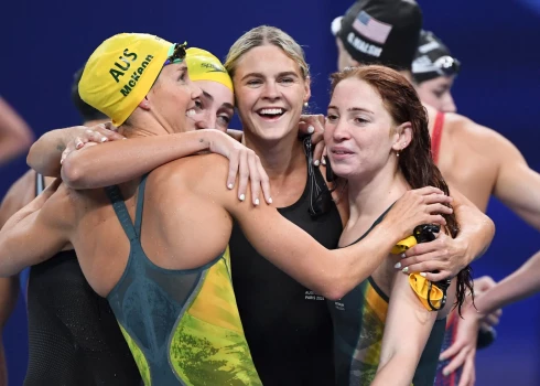Mollija O'Kalagana, Megija Harisa, Šeina Džeka un Emma Makiona pēc triumfa.