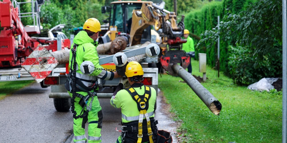 Latvijā turpinās vētras un lietavu radīto elektrotīkla bojājumu novēršana.