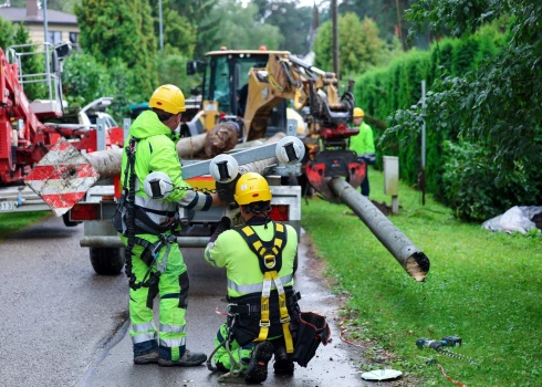 Latvijā turpinās vētras un lietavu radīto elektrotīkla bojājumu novēršana.