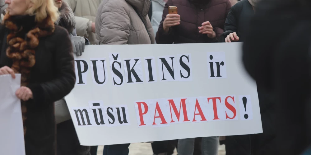 Pikets pie Rīgas domes 2023. gada martā pret Puškina pieminekļa aizvākšanu no Rīgas centra.