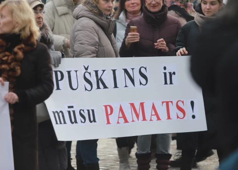 Pikets pie Rīgas domes 2023. gada martā pret Puškina pieminekļa aizvākšanu no Rīgas centra.