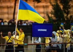 Ukrainas delegācija Sēnas upē Parīzes olimpisko spēļu atklāšanā.