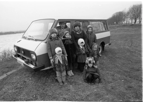 Bija lietas, ko padomju valstī nevarēja nopirkt pat tad, ja tev bija ļoti daudz naudas. Viena no tām bija mikroautobuss Latvija, kas brīvā tirdzniecībā vispār nenonāca. Tikai astoņdesmito gadu otrajā pusē tos beidzot ļāva iegādāties daudzbērnu ģimenēm. Tiesa, tobrīd busiņi jau bija kļuvuši bēdīgi slaveni ar ārkārtīgi augsto brāķa procentu.