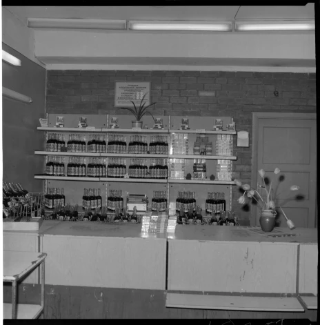 Astoņdesmito gadu nogales dzērienu veikals visā krāšņumā: sortimentā tikai liķieris Moka, cigaretes Rīga, Kosmoss, Elita un Astra. Vēl pēc laiciņa pazudīs arī tās.