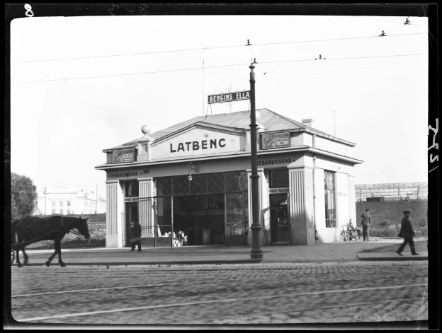 1939. gada rudenī uz degviela uzpildes staciju doties bija bezjēdzīgi, ja vien tev kabatā nebija degvielas iegādes kuponi. 