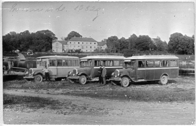 Degvielu ekonomēt nācās arī satiksmes autobusiem, bet daļu no tiem pārveidoja darbināšanai ar gāzģeneratoriem.