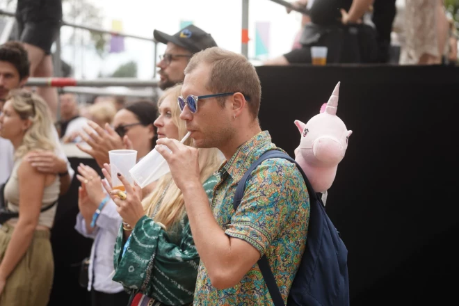 Mūziķa festivāla aksesuārs – vienradzis mugursomā.