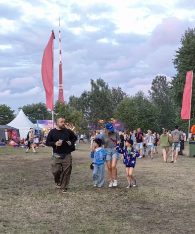 Ģimeniskā četrotne "Positivus" festivāla gaisotnē.