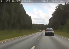 "Porsche" vēja spārniem traucas pretī policijas automašīnai (ekrānuzņēmums no video)