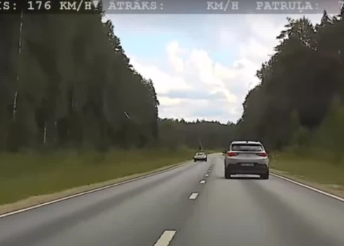 "Porsche" vēja spārniem traucas pretī policijas automašīnai (ekrānuzņēmums no video)